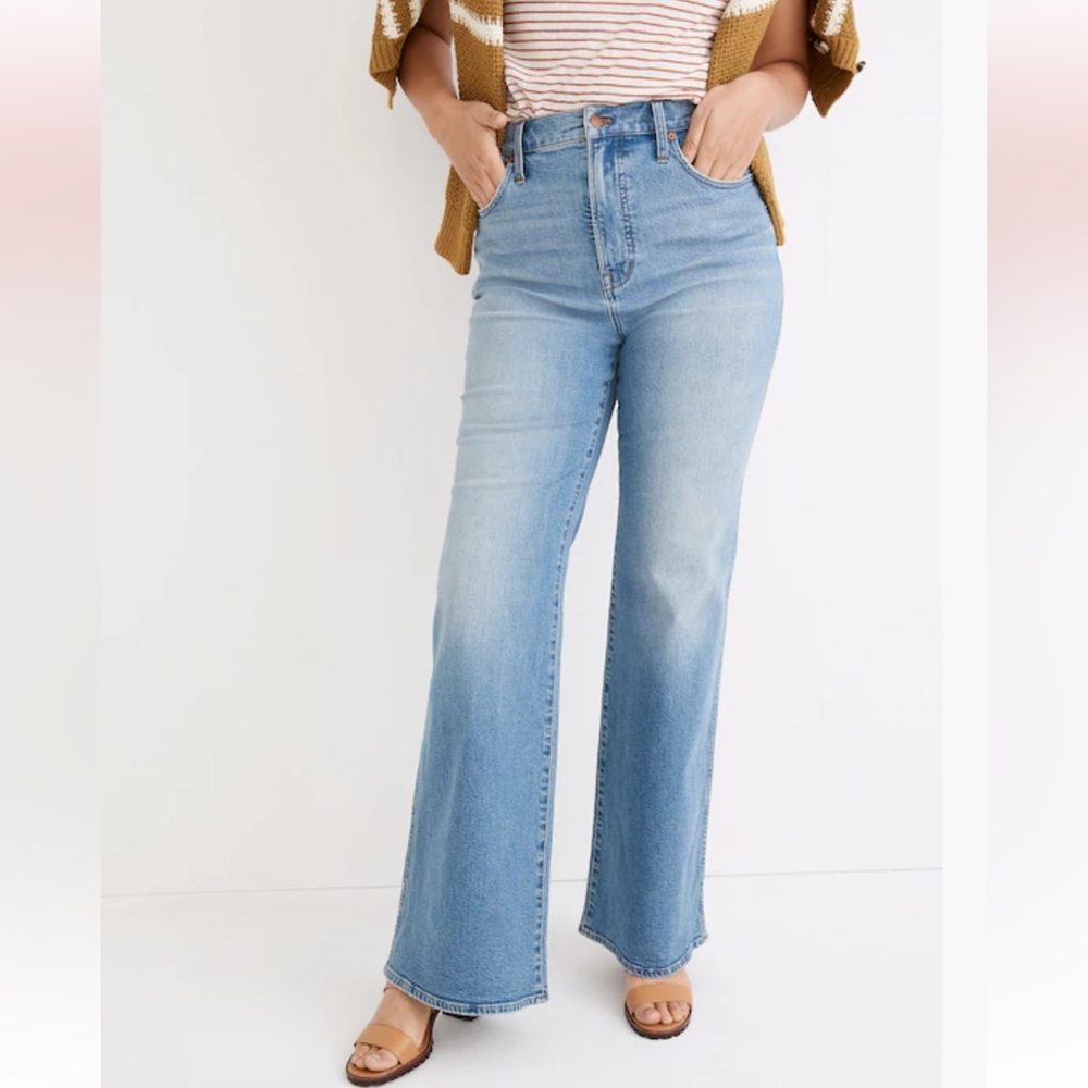 Madewell High-Rise Flare Jeans in Caine Wash - Picture 2 of 16